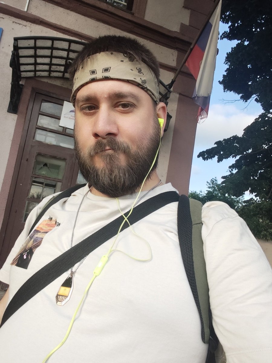 lathanderite's tweet photo. On day 6 of Bandana month I'm testing out my new greenish beige bandana. No sweat in my eyes, so I guess it works. https://t.co/aDjxFct37d
