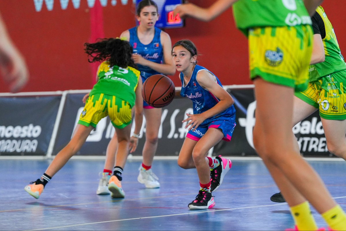 FExB's tweet photo. @cb_alqazeres @CPMiralvalle @jovendeportEXT 🏆 #TiempodeFinales | F4 Mini Femenino 

¡Descanso! 

@cb_alqazeres 3️⃣3️⃣
Talleres Martín Andrade @CPMiralvalle 1️⃣2️⃣

🏟️ Pabellón José Manuel Calderón, Baños de Montemayor
📊 📺 App Afición FExB

#BaloncestoExtremadura
@jovendeportEXT https://t.co/P29GPWD7r0