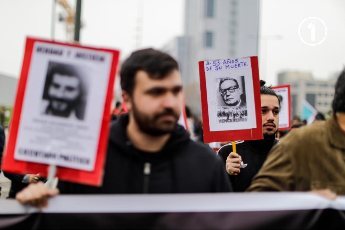 agenciaunochile's tweet photo. Diversas organizaciones sociales y de derechos humanos se manifiestan en la Alameda para rechazar los indultos presidenciales a ex militares condenados por delitos de lesa humanidad durante la dictadura. 

La marcha se desarrolla entre Plaza Baquedano y Echaurren, generando desvíos y restricciones de tránsito en el centro de Santiago.

📸©AgenciaUno/Lukas Solis
