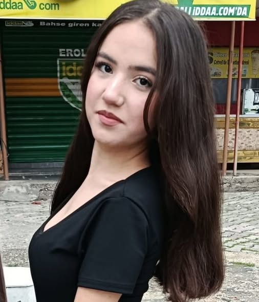 Dede38__'s tweet photo. KAYIP ARANIYOR 
İLKNUR ŞAHİN
Tarsus'ta yaşayan İlknur Şahin'den bir süredir haber alınamamaktadır. Ailesi ve yakınları endişeyle kendisinden gelecek bir haberi beklemektedir.
Kayıp olduğu yer: Tarsus 
İlknur Şahin'i gören, yerini bilen veya hakkında bilgi sahibi olan vatandaşların en yakın emniyet birimine ya da ailesine bilgi vermeleri önemle rica olunur. #Tarsus #Kayıpİlanı