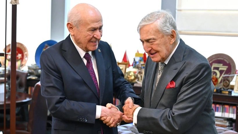 toplumuhalif037's tweet photo. Bahçeli koçuna sahip çıktı.

"Sayın Rahmi Koç’un samimi bir sohbet ortamında yaptığı bir latife üzerinden kendisine yönelik soruşturma başlatılması yanlıştır." https://t.co/Att1IOnSKN