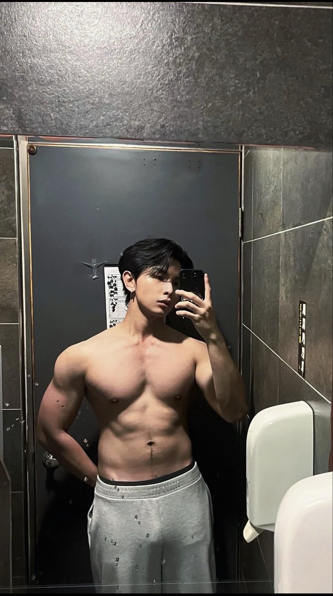 1110_will's tweet photo. 現在有在聊天的都是北部人 高雄人都去哪了
題外話 棉褲有點太緊了 https://t.co/B4cfF8wqM8