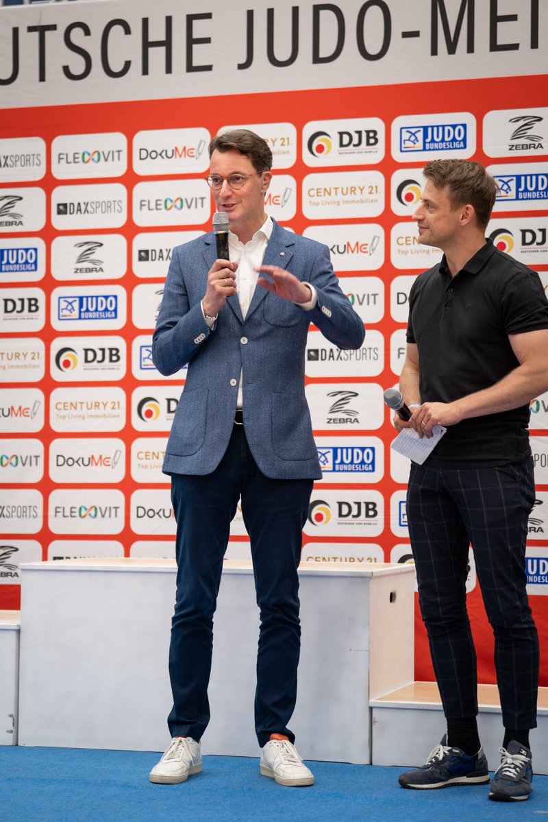 landnrw's tweet photo. 100 Jahre Deutsche Judo-Meisterschaften: In Köln hat es damals angefangen, in Duisburg starteten heute die Deutschen Einzelmeisterschaften. MP @HendrikWuest eröffnete die Veranstaltung: „NRW ist größte Bühne und innovative Talentschmiede des deutschen Judosports zugleich.“ https://t.co/38rMZCVszg