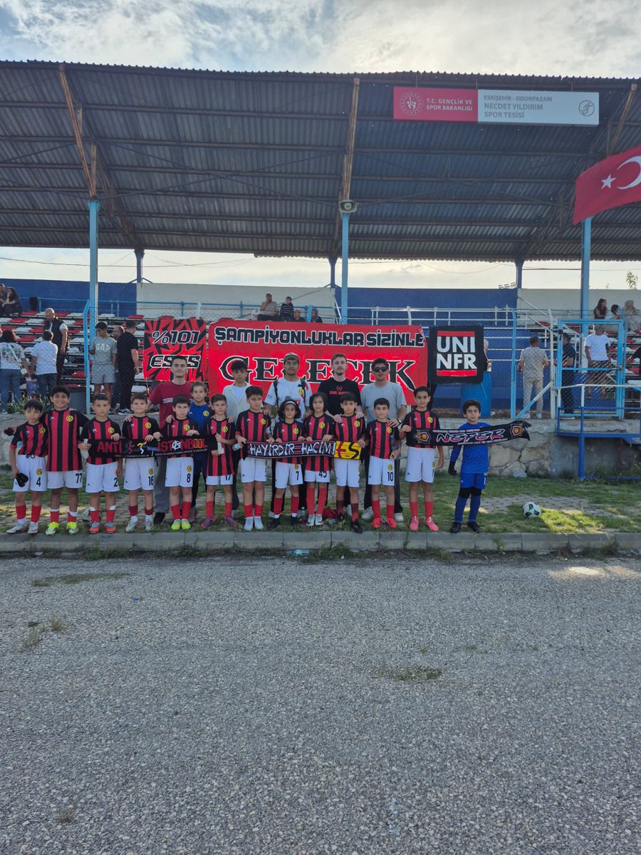 UniNefer's tweet photo. ŞAMPİYONLUKLAR SİZİNLE GELECEK
Eskişehirspor U-11 takımımızı yalnız bırakmadık. Galibiyet için gençlerimizi tebrik ediyoruz. https://t.co/bTpkrGyoK2