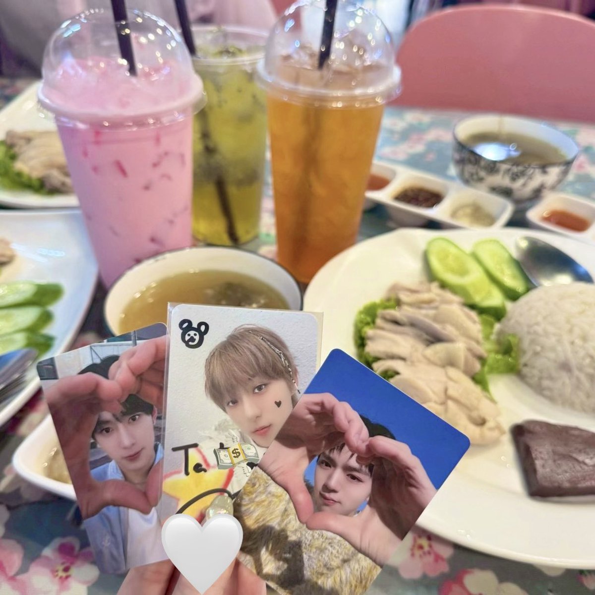 l_im_LINLIN's tweet photo. ぬえらのいない くにゃんバンコクよへん🇹🇭❤️
－ 𝐃𝐚𝐲𝟏 －

私たち以外誰も撮っていなかったモニュメントと、どう頑張っても映えない食事を添えて🤲🏻 https://t.co/687ITehfY6