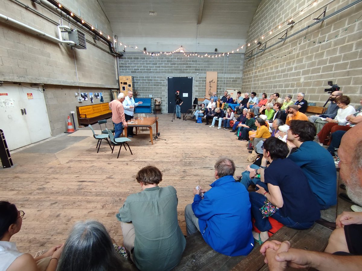 cofradiagenarin's tweet photo. Nuestro padre Abad explicando en Le Mans la liturgia genariana al público francés.
El año que viene cambiamos "San Genarín" por "Monsieur Genarín"
#genarin
#leonesp https://t.co/nLWD70smxU