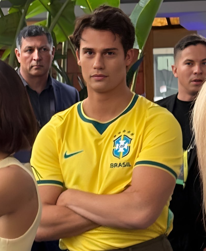 SiteJamesons's tweet photo. É muito louco ver que o He-Man está flopando nos Estados Unidos e virando um fenômeno no Brasil.

Nós brasileiros sabemos reconhecer um elenco com o molho brasileiro, né?

Camila Mendes é filha de brasileiros. Morena Baccarin é brasileira. E o Nicholas Galitzine virou um brasileiro honorário mês passado, quando gritou "EU TENHO A FORÇA" em português em São Paulo.