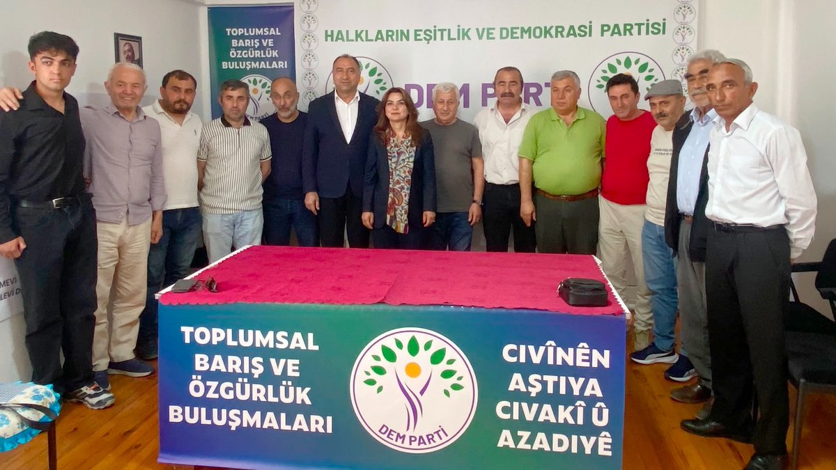 gulistankilick's tweet photo. Çorum İl Örgütümüzde partililerimizle bir araya gelerek Barış ve Demokratik Toplum Süreci’ne ilişkin kapsamlı değerlendirmelerde bulunduk.

Barış talebinin toplumsallaşmasının önemini, demokratik çözümün güçlendirilmesi için atılması gereken adımları ve sürecin somut yasal düzenlemelerle desteklenmesi gerekliliğini birlikte istişare ettik.

Kalıcı barışın, demokratikleşmenin ve toplumsal uzlaşının güçlenmesi için mücadelemizi ortak akıl ve ortak iradeyle sürdürmeye devam edeceğiz.
