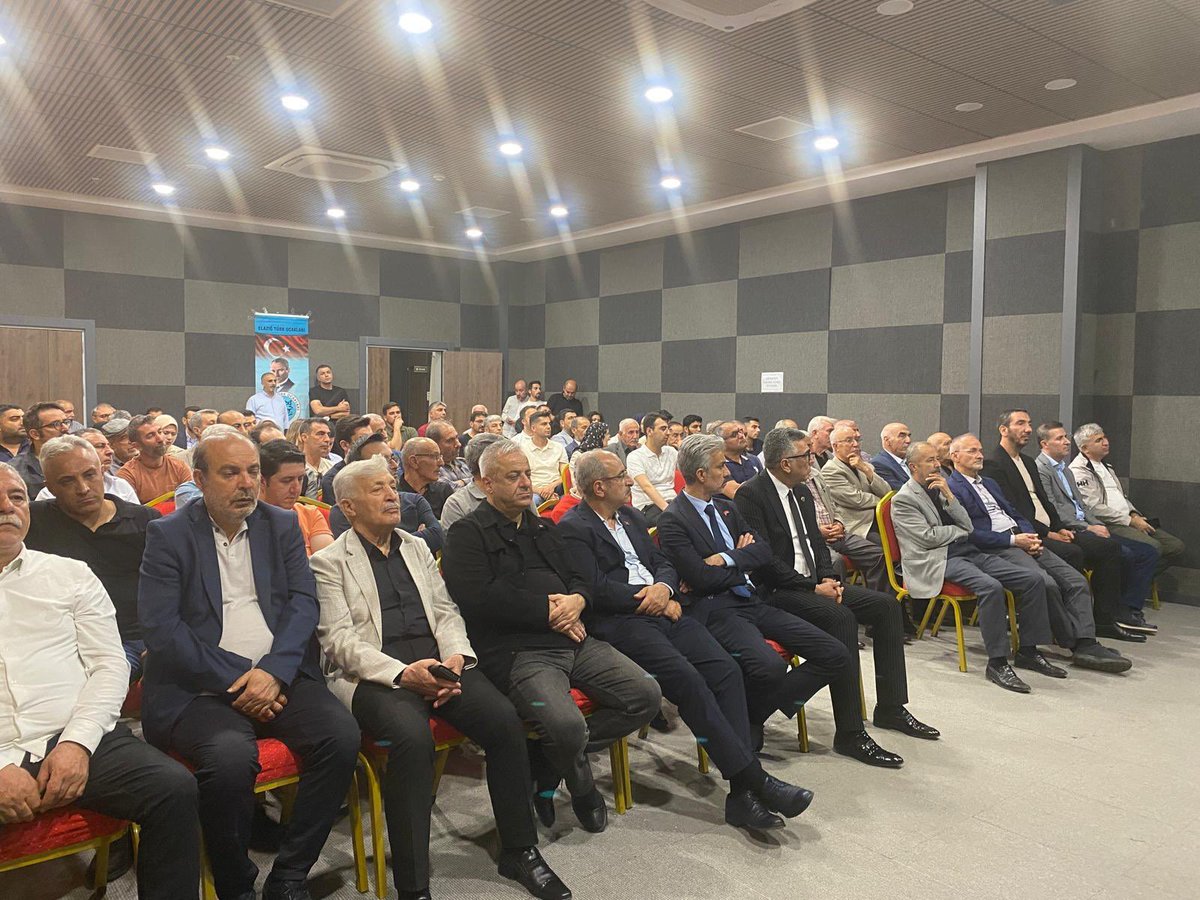 elazigturkocagi's tweet photo. Türk Ocakları Elazığ Şubemiz tarafından düzenlenen, Fırat Üniversitesi Eğitim Fakültesi Türkçe Eğitimi Ana Bilim Dalı Öğretim Üyesi Prof. Dr. Serdar Yavuz’un konuşmacı olarak katıldığı “Vatan Toprağının Dil Tapusu: Türkiye Türkçesi Ağızları” konulu konferans, yoğun katılımla gerçekleştirildi.

Türk Ocakları Elazığ Şube Başkanımız Prof. Dr. Yavuz Haykır’ın açılış konuşmasını yaptığı programda, Türkçenin milletimizin en önemli kültürel değerlerinden biri olduğunu ifade ederek Türkiye Türkçesi ağızlarının korunmasının ve yaşatılmasının millî hafızamız açısından büyük önem taşıdığını vurguladı.

Programda Prof. Dr. Serdar Yavuz, Türkiye Türkçesi ağızlarının kültürel hafızamızdaki yeri, millî kimliğimiz açısından taşıdığı önem ve gelecek nesillere aktarılmasının gerekliliği üzerine kıymetli değerlendirmelerde bulundu. Türkçenin yalnızca bir iletişim aracı değil, aynı zamanda milletimizin tarihini, kültürünü ve ruhunu taşıyan en önemli değerlerden biri olduğunu vurguladı.

Katılımcıların yoğun ilgi gösterdiği program sonunda günün anısına Türk Ocakları Elazığ Şube Başkanı Prof. Dr. Yavuz Haykır, Elazığ Belediye Başkan Yardımcısı Mehmet Sabuncu ile Fırat Üniversitesi İktisadi ve İdari Bilimler Fakültesi Dekanı Prof. Dr. Kürşat Çelik tarafından Prof. Dr. Serdar Yavuz’a plaket takdim edildi.

Katılımlarıyla programımıza değer katan tüm misafirlerimize teşekkür ederiz. @turkocaklari @Mehmetoztarih @YavuzHaykir @drserdaryavuz