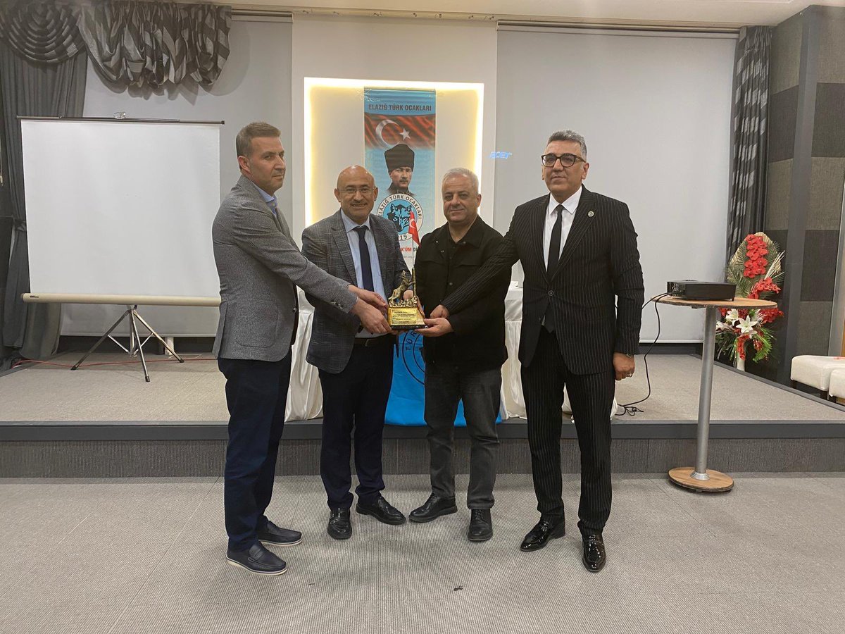 elazigturkocagi's tweet photo. Türk Ocakları Elazığ Şubemiz tarafından düzenlenen, Fırat Üniversitesi Eğitim Fakültesi Türkçe Eğitimi Ana Bilim Dalı Öğretim Üyesi Prof. Dr. Serdar Yavuz’un konuşmacı olarak katıldığı “Vatan Toprağının Dil Tapusu: Türkiye Türkçesi Ağızları” konulu konferans, yoğun katılımla gerçekleştirildi.

Türk Ocakları Elazığ Şube Başkanımız Prof. Dr. Yavuz Haykır’ın açılış konuşmasını yaptığı programda, Türkçenin milletimizin en önemli kültürel değerlerinden biri olduğunu ifade ederek Türkiye Türkçesi ağızlarının korunmasının ve yaşatılmasının millî hafızamız açısından büyük önem taşıdığını vurguladı.

Programda Prof. Dr. Serdar Yavuz, Türkiye Türkçesi ağızlarının kültürel hafızamızdaki yeri, millî kimliğimiz açısından taşıdığı önem ve gelecek nesillere aktarılmasının gerekliliği üzerine kıymetli değerlendirmelerde bulundu. Türkçenin yalnızca bir iletişim aracı değil, aynı zamanda milletimizin tarihini, kültürünü ve ruhunu taşıyan en önemli değerlerden biri olduğunu vurguladı.

Katılımcıların yoğun ilgi gösterdiği program sonunda günün anısına Türk Ocakları Elazığ Şube Başkanı Prof. Dr. Yavuz Haykır, Elazığ Belediye Başkan Yardımcısı Mehmet Sabuncu ile Fırat Üniversitesi İktisadi ve İdari Bilimler Fakültesi Dekanı Prof. Dr. Kürşat Çelik tarafından Prof. Dr. Serdar Yavuz’a plaket takdim edildi.

Katılımlarıyla programımıza değer katan tüm misafirlerimize teşekkür ederiz. @turkocaklari @Mehmetoztarih @YavuzHaykir @drserdaryavuz