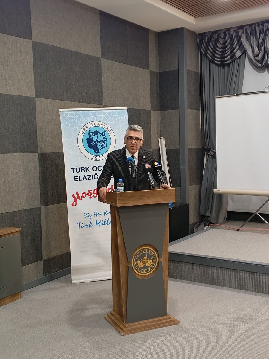 elazigturkocagi's tweet photo. Türk Ocakları Elazığ Şubemiz tarafından düzenlenen, Fırat Üniversitesi Eğitim Fakültesi Türkçe Eğitimi Ana Bilim Dalı Öğretim Üyesi Prof. Dr. Serdar Yavuz’un konuşmacı olarak katıldığı “Vatan Toprağının Dil Tapusu: Türkiye Türkçesi Ağızları” konulu konferans, yoğun katılımla gerçekleştirildi.

Türk Ocakları Elazığ Şube Başkanımız Prof. Dr. Yavuz Haykır’ın açılış konuşmasını yaptığı programda, Türkçenin milletimizin en önemli kültürel değerlerinden biri olduğunu ifade ederek Türkiye Türkçesi ağızlarının korunmasının ve yaşatılmasının millî hafızamız açısından büyük önem taşıdığını vurguladı.

Programda Prof. Dr. Serdar Yavuz, Türkiye Türkçesi ağızlarının kültürel hafızamızdaki yeri, millî kimliğimiz açısından taşıdığı önem ve gelecek nesillere aktarılmasının gerekliliği üzerine kıymetli değerlendirmelerde bulundu. Türkçenin yalnızca bir iletişim aracı değil, aynı zamanda milletimizin tarihini, kültürünü ve ruhunu taşıyan en önemli değerlerden biri olduğunu vurguladı.

Katılımcıların yoğun ilgi gösterdiği program sonunda günün anısına Türk Ocakları Elazığ Şube Başkanı Prof. Dr. Yavuz Haykır, Elazığ Belediye Başkan Yardımcısı Mehmet Sabuncu ile Fırat Üniversitesi İktisadi ve İdari Bilimler Fakültesi Dekanı Prof. Dr. Kürşat Çelik tarafından Prof. Dr. Serdar Yavuz’a plaket takdim edildi.

Katılımlarıyla programımıza değer katan tüm misafirlerimize teşekkür ederiz. @turkocaklari @Mehmetoztarih @YavuzHaykir @drserdaryavuz