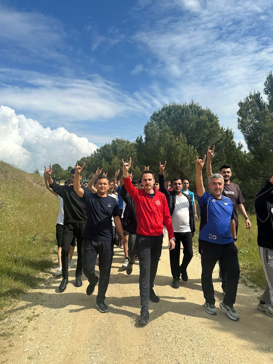 av_Emirhan's tweet photo. Ülkü Ocakları Manisa İl Başkanlığı olarak; ortaöğretimdeki gençlerimiz, üniversite teşkilatımız ve il-ilçe ocak yöneticilerimiz ile birlikte Kula İlçemizde Gençlik Kampımızı gerçekleştirdik.

Kula Gençlik Kampı 2.Gün:
⛰️Dağ Yürüyüşü 
🏐Voleybol Turnuvası
⚽️Halı Saha Turnuvası
🥇Bilgi Yarışması ve Dereceye Girenlere Hediye Takdimi
🏓♟️☄️Masa Tenisi- Masa Hokeyi - Langırt - Satranç Etkinliklerini Gençlerimiz İle Birlikte Gerçekleştirdik.
