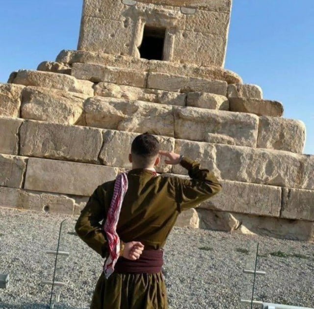 HemdadArwandi's tweet photo. Kurds don't hate Persians, if you hate Persians you are not a Kurd.

Persians don't hate Kurds, if you hate Kurds you are not a Persian. https://t.co/2RQklUz3z0