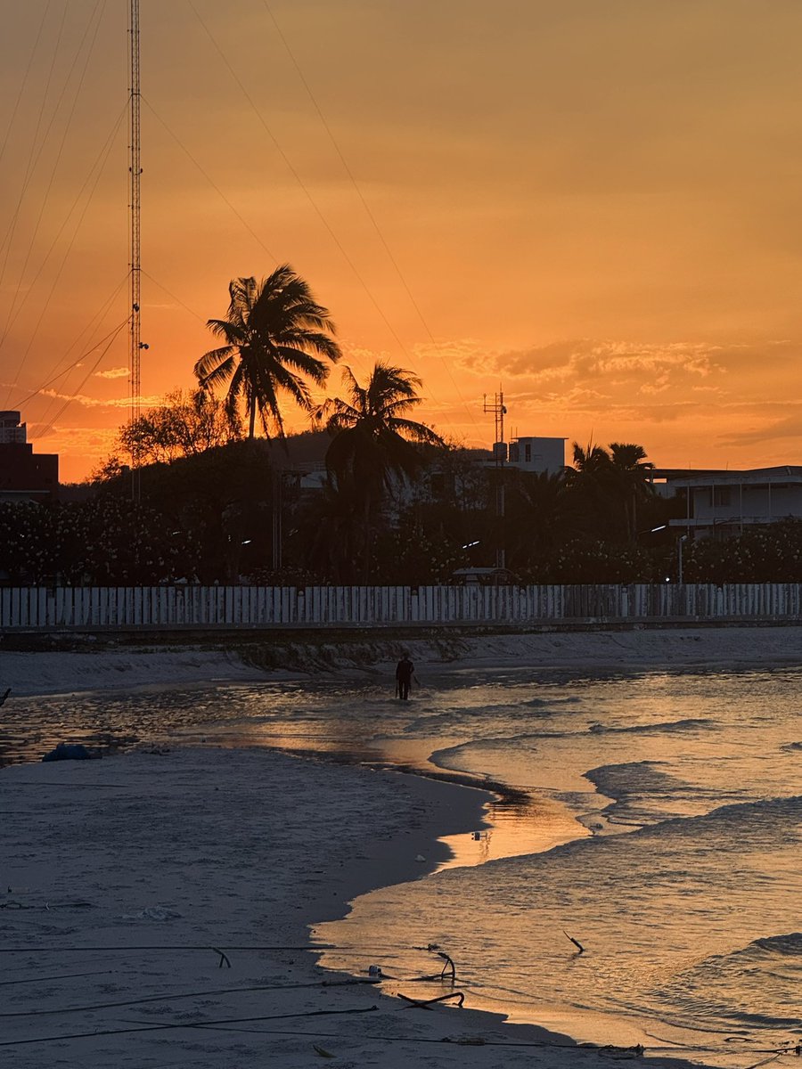 FMS1221's tweet photo. 1,2 เขาสามมุข
3 สะพานปลาหัวหิน
4 หาดพัทยา
ชอบแสงตอนเย็นมาก🧡 https://t.co/Cd3Wshceyb