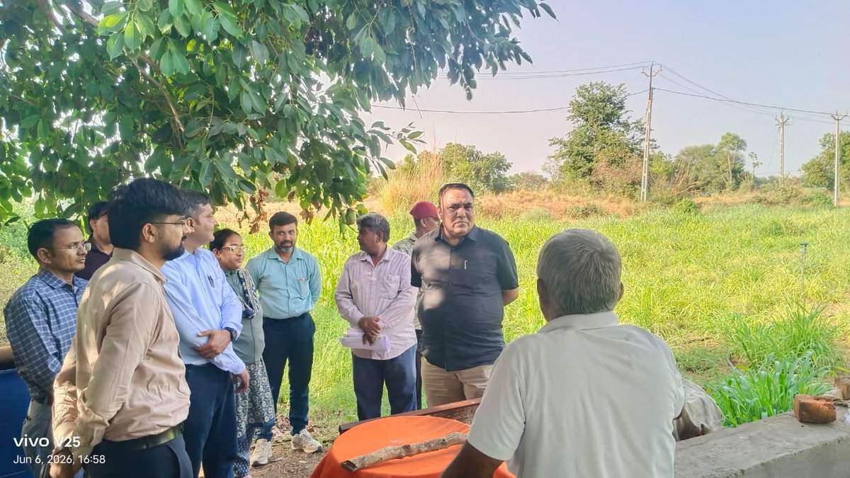 collectorkheda's tweet photo. આજ રોજ  કપડવંજ તાલુકાની ગામ મુલાકાત દરમિયાન નિરમાલી ગામ ખાતે પ્રાકૃતિક ખેતી કરતાં ખેડૂત શ્રી પ્રવીણભાઈ કે પટેલના ખેતરની મુલાકાત લીધી અને ખેડૂતને પ્રાકૃતિક ખેતી માટે પ્રોત્સાહક માર્ગદર્શન આપ્યું. @CMOGuj @infokhedagog @revenuegujarat @MLASanjaysinh https://t.co/wqc5Rb9gjr