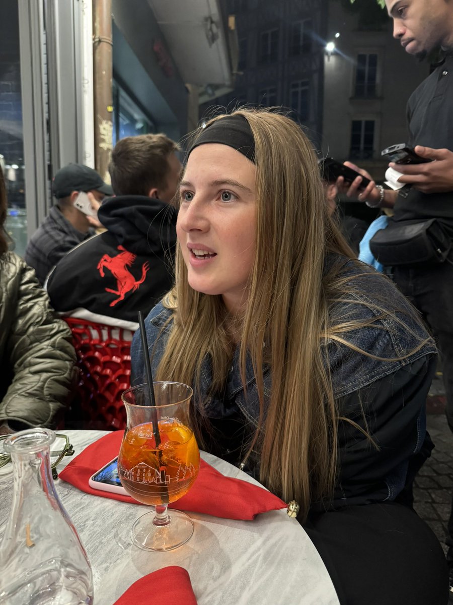SamLrr14's tweet photo. #GraduationNeoma La nana au bar à Rouen https://t.co/eZRtEgFWiJ