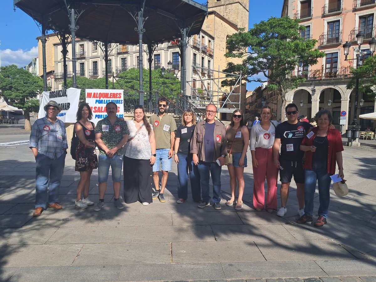 IUsegovia's tweet photo. 🏠🔑  Hoy nos hemos sumado a la manifestación convocada desde el Sindicato de Inquilinas. La vivienda no puede ser un privilegio ni una mercancía para enriquecerse. 

Frente al rentismo, los especuladores, los alquileres por las nubes,... ¡Vivienda y salarios dignos! https://t.co/i4pmlTz2zX