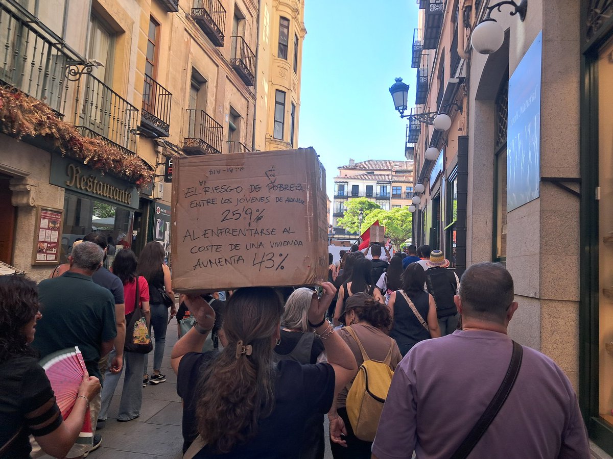 IUsegovia's tweet photo. 🏠🔑  Hoy nos hemos sumado a la manifestación convocada desde el Sindicato de Inquilinas. La vivienda no puede ser un privilegio ni una mercancía para enriquecerse. 

Frente al rentismo, los especuladores, los alquileres por las nubes,... ¡Vivienda y salarios dignos! https://t.co/i4pmlTz2zX