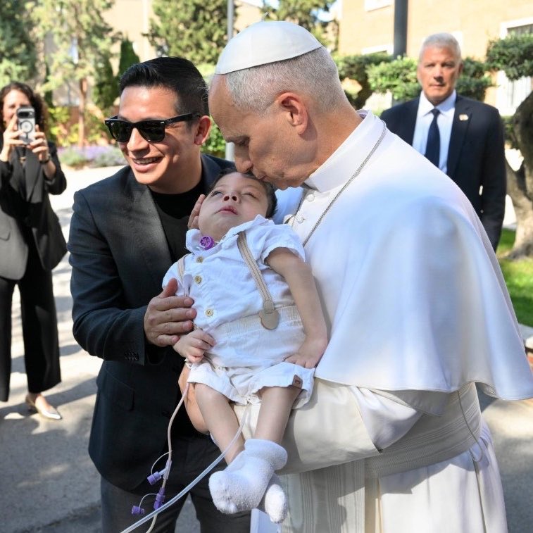 danthelions_'s tweet photo. 🥹🤍

📸: Vatican Media https://t.co/Rj8G6iquMl