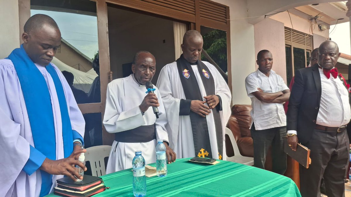 NkunyingiMuwad1's tweet photo. Joined mourners for funeral rites and send off of late NAKKU ALICE at Kiteezi. Delivered our condolences and shared widely with mourners on constituency &amp; national issues. 
#MP Kyadondo East https://t.co/HlLAC629rG