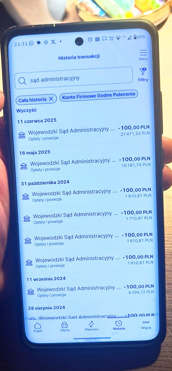 OloCzarny's tweet photo. Wiecie, co to jest?
To są moje przelewy do Sądu Administracyjnego, które trzeba uiścić, gdy podmiot publiczny, czyli np. Partia, nie odpowiada na pytanie zadane w trybie dostępu do informacji publicznej i chcesz się poskarżyć do sądu na bezczynność. 
Te przelewy dotyczą akurat  @PL_2050, ale ja od lat, regularnie, pytam różne partie o różne rzeczy. 

Każdorazowo, kiedy pytasz partię o finanse, a ona ma cię w dupie i w ogóle nie odpowiada, musisz iść do sądu. I każdorazowo to jest 100 zł. Plus czas na pisanie pism. Czasem konsultacja prawnika. Tysiące złotych. 

Dziś mija 14 dni odkąd poprosiłem kancelarię sejmu i posła Adama Gomołę o przesłanie umowy najmu samochodu, za którą Gomoła wziął z naszych podatków ponad 40 tysięcy złotych. Znana Wami sprawa .

Gomoła mnie olał i kancelaria też, nie udzielili odpowiedzi w terminie i nie udzielą, więc ja w poniedziałek muszę iść do sądu i znów zapłacić 100 zł. Dwa razy. 
I pójdę i zapłacę. 

Czytam nieraz na TT wpisy szefowej PL2050 @Kpelczynska, że jej partia jest za jawnoscią w kwestii wydatków publicznych. 
Nie jest.
Minister Pełczyńska was bezczelnie kłamie. 
Nie dajcie się robić w ciula - Polska2050 nie chce jawności i po prostu publicznie kłamie w tej sprawie. 

Wiedza na temat wydatków partyjnych nam się należy, bo to nasze pieniądze. 
W sprawie Gomoły podejrzewam, że żadnej umowy najmu nie ma - kancelaria sejmu przyjmuje deklaracje posła, że wydał kwotę X na wynajem auta. I jedynie na tej podstawie zwraca posłowi dziesiątki tysięcy z naszych podatków. 
Podejrzewam, że po prostu zostaliśmy okradzeni na kilkadziesiąt tysięcy zł. 

Tyle zostaje z jawności. 
Nie ma żadnej jawności jeśli chodzi o to, jak partię wydają pieniądze.
Mamy się odpieprzyć i nie pytać.