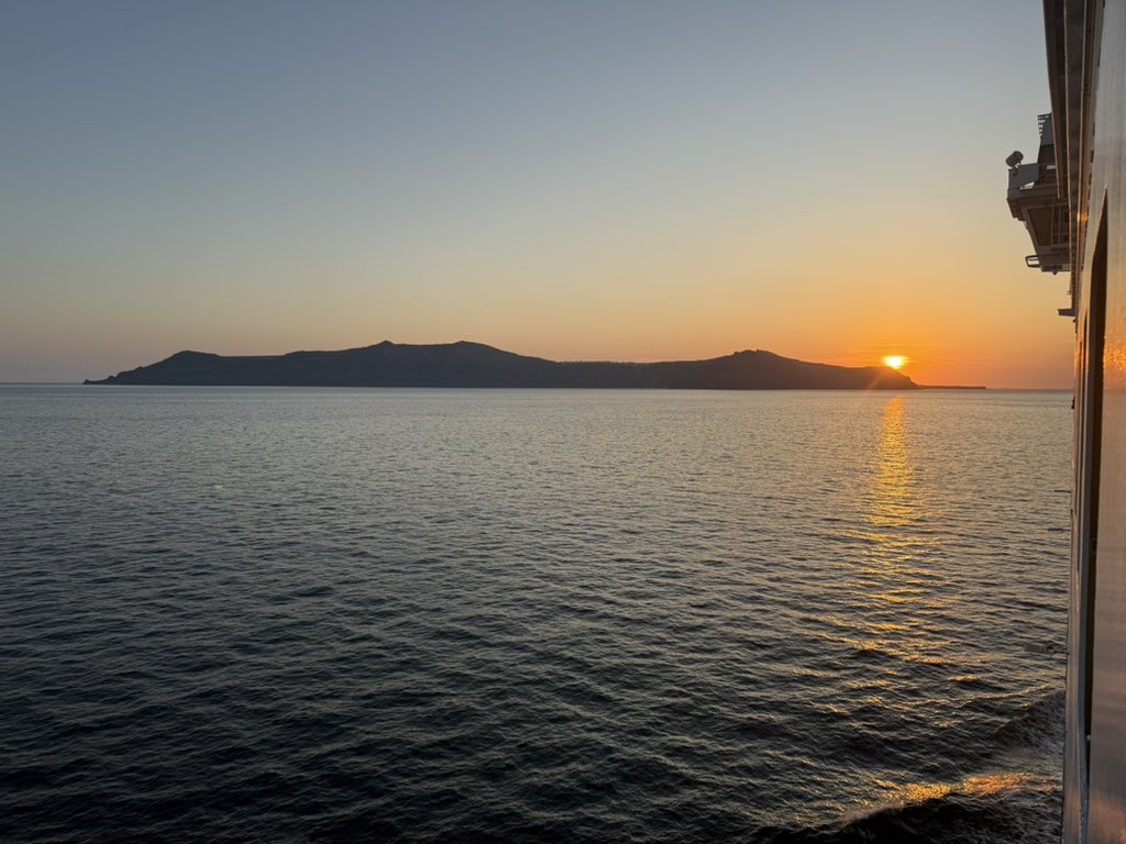 BrettCranfill's tweet photo. Santorini sunset. #LastNightInGreece https://t.co/Q3tHbp3x9f