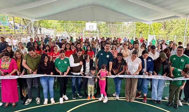 bernardomayren's tweet photo. Esta mañana acompañé a nuestro Presidente Municipal, Ray Chagoya, en la inauguración de la rehabilitación de la cancha deportiva del Parque San Felipe. ⚽🏀🎉

Seguimos trabajando para recuperar y mejorar los espacios públicos, fortaleciendo la convivencia, el deporte y el bienestar de nuestras familias. 🤝🌳

Cada obra representa un paso más hacia un municipio más unido, seguro y con mejores oportunidades para nuestras niñas, niños y jóvenes. 💪👨‍👩‍👧‍👦🏅