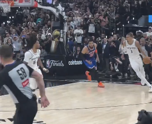 StoolGreenie's tweet photo. It's incredible that in the split second Castle is looking at Wemby he's looking elsewhere and the exact moment Castle turns his head is when Wemby begins his pass

Probably a tenth of a second difference changed everything https://t.co/WMvExvmcOr