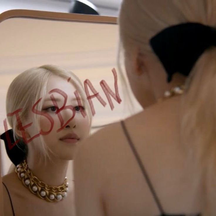 Pinkbunnyaa's tweet photo. uno juraba que Rosé era la lesbiana y resulta que las lesbianas éramos nosotras https://t.co/Mc30zL1fRC