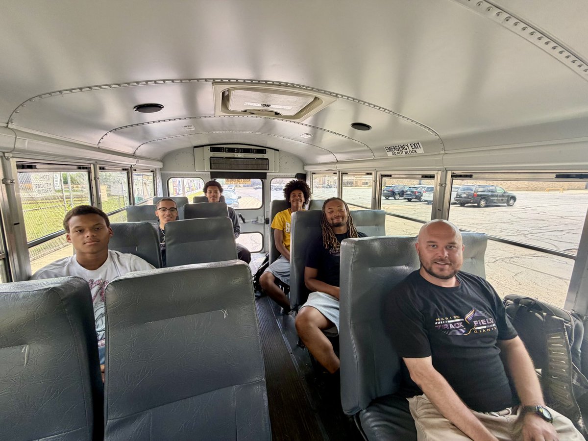 giantssports's tweet photo. 🏃🏻♂️A “Giant” Send off for Marion Giant Jamari Johnson as he goes to compete at the IHSAA Track State Finals! Congratulations Jamari!!!
(Photos provided by AD Larson)
#MarionGiants #trackandfield #statebound #GFND https://t.co/bjg9KSjcPC