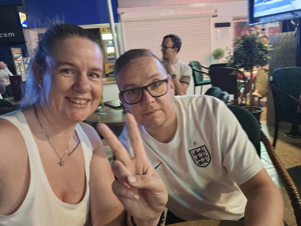 LeeJAllen's tweet photo. Beer, food, football https://t.co/DuJVfSOlzR