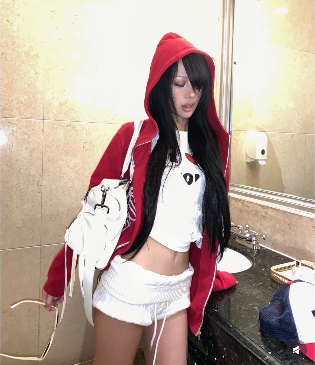 grl2miu's tweet photo. err , #HelloGoodMorn ❤️ i’m #hungover , gonna take some time to eat soup and drink 3 more tequila shots to counter it https://t.co/fTNt2hcqat
