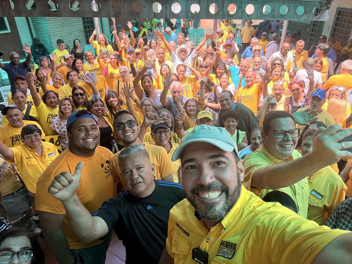 EdinsonFerrerA's tweet photo. Con el comité político de @Pr1meroJusticia Caracas, preparándonos para ir a cada comunidad con 3 tareas: 
1. Servir a los vecinos. 
2. Sembrar cultura democrática y confianza en los partidos.
3. Organizarnos para junto a @MariaCorinaYA lograr elecciones libres y GANARLAS. https://t.co/BsUx6RFPOx