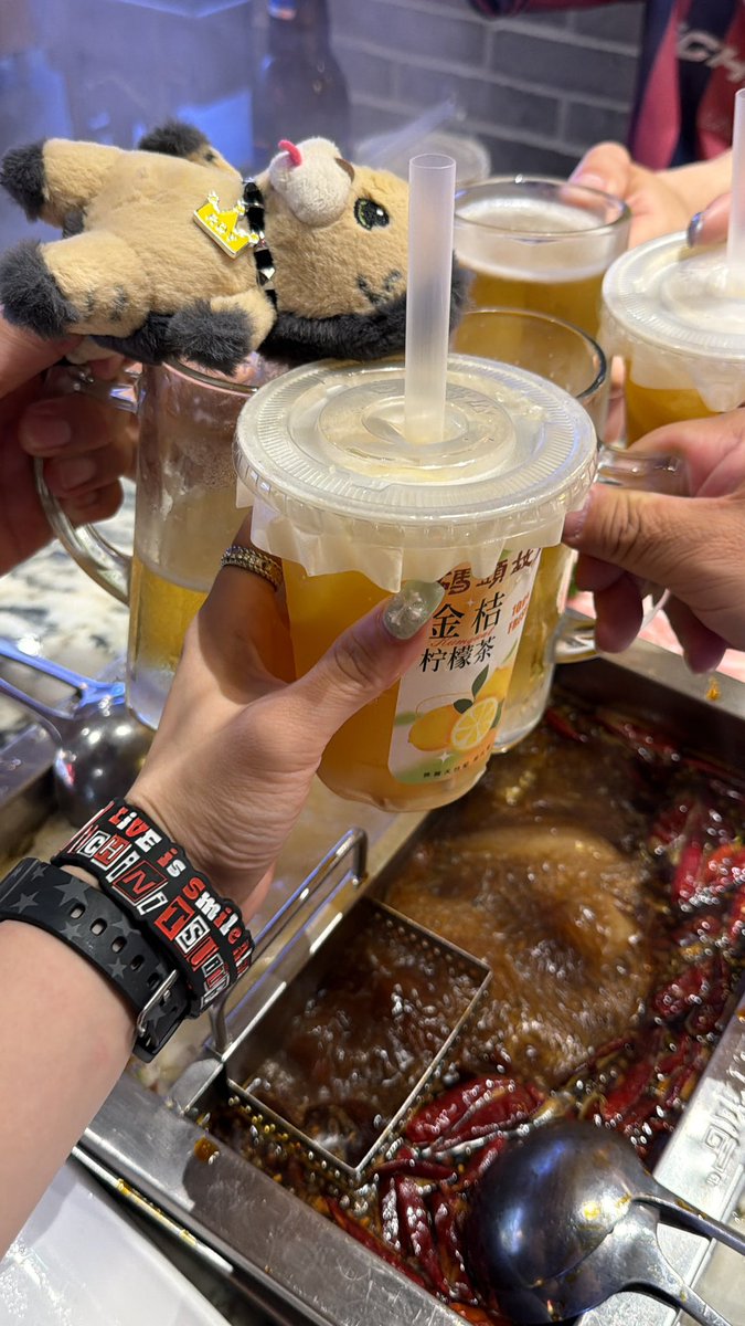 lisa_ai1029's tweet photo. 夜ご飯は、火鍋食べに行って
その後夜市へ🍲🌶🌙🥥

火鍋最初はそこまで辛くない〜って思ったけど、積み重なると大変だった😂😩
でも味はめちゃウマ！！

夜市は、ココナッツ1人1個！🥥
シンプル重たかった〜〜！w

でも満喫出来た夜最高💗
明日のライブ楽しみ✨

#LiSA #LiSA15 #LiSA_ASiATOUR https://t.co/MbIxoqmlyy
