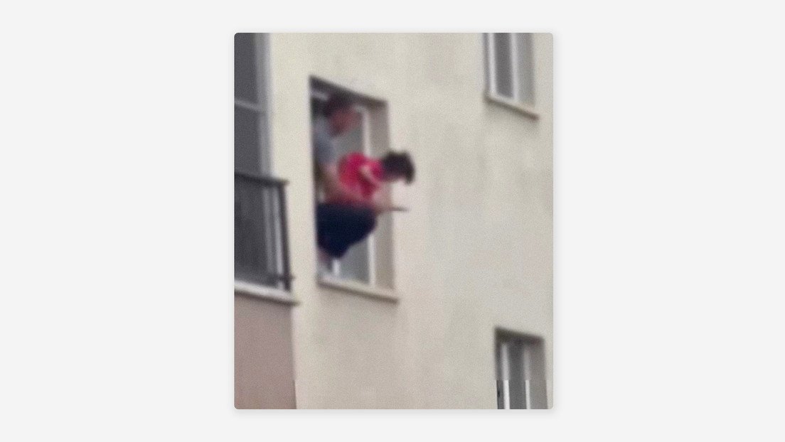 Sepa_mass's tweet photo. Un hombre saca a su hija de 3 años por la ventana y la amenaza con un cuchillo

VIDEO: https://t.co/jURFkRdC2O 

De acuerdo con la Policía, fuerzas especiales desarmaron al sospechoso disparándole. https://t.co/UZrcVCZTP2