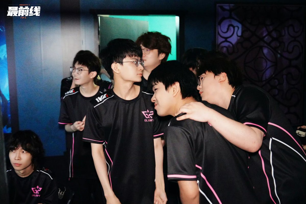 wxzaqii's tweet photo. they really know how to take nice pics like awwww this big happy family https://t.co/iZBxvRuoqh