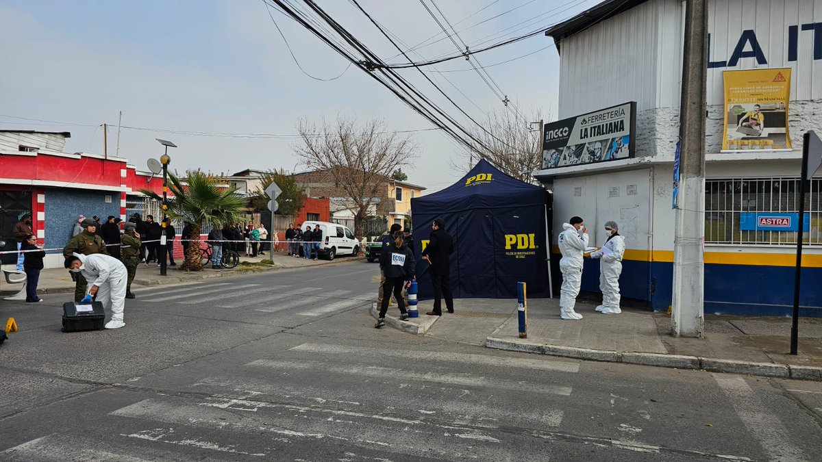 ECOH_FiscaliaRM's tweet photo. @ECOH_FiscaliaRM junto a la @PDI_CHILE trabaja en calle Roma, de Cerro Navia, por el homicidio en la vía pública con arma de fuego de un chileno, adulto, que recibió múltiples impactos de bala y falleció en el lugar. https://t.co/cOMk4MU38F