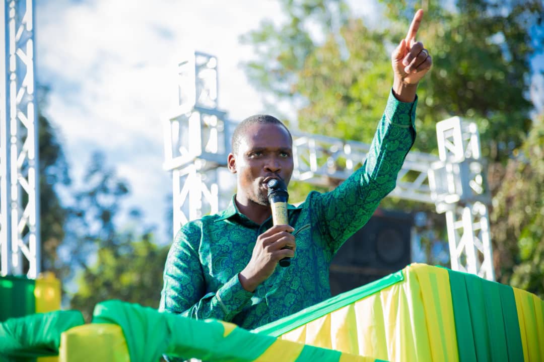 Eric__Bernard's tweet photo. Arusha imeandika historia! Umati mkubwa wa wananchi umejitokeza kumpokea na kusikiliza Mwenezi wa CCM, jambo linalodhihirisha imani, matumaini na mwitikio mkubwa wa wananchi kwa chama na uongozi wake. Hakika sauti ya maendeleo, umoja na mshikamano inaendelea kusikika kila kona. Arusha leo imeonyesha kuwa nguvu ya wananchi ndiyo msingi wa mafanikio ya taifa letu!
