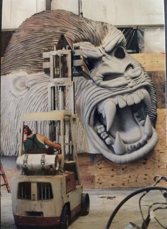 ridetrackx's tweet photo. I'm taking a trip down 90s theme park billboard lane... KONGFRONTATION! and E.T. https://t.co/XaQmEY0yE0
