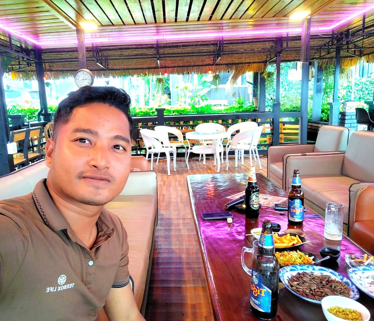 NwayOoNaung's tweet photo. မူးရင် မေ့တယ်ဆိုတာ အလကား
မူးလည်း ချစ်တဲ့သူက သတိရတာပါပဲ https://t.co/YDjJUKLU3x