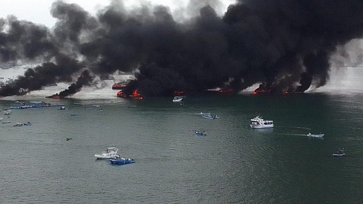 diegomelorib's tweet photo. Al menos 5 explosiones coordinadas de algunos barcos en Manta.  Dementes hdp. https://t.co/khZ9qtZFsI