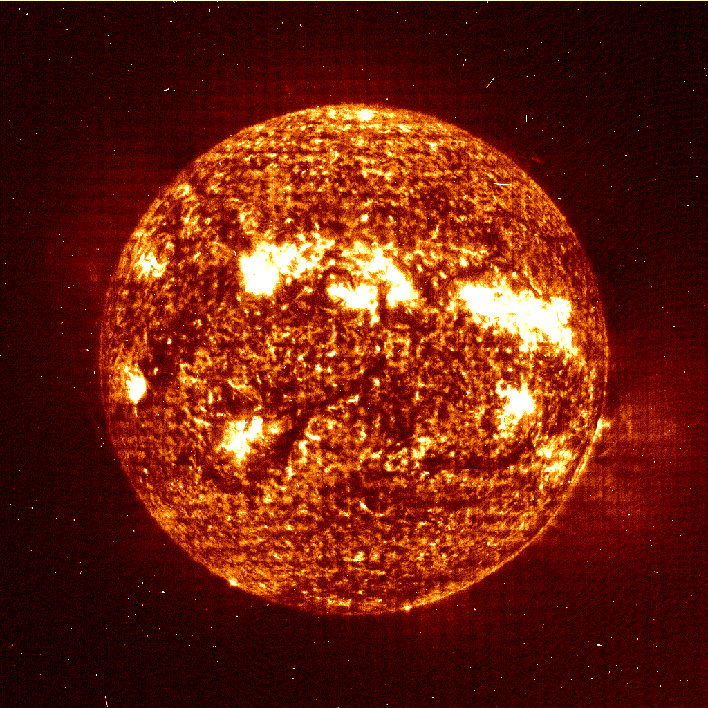 CrazySwedeX's tweet photo. Just a comparison of what NASAs processed version of LASCO EIT 304 looks like today. And the raw FITS. And a comparison to what they used to look like in the early 2000's. 

Some heavy filtering by NASA..
#spaceweather https://t.co/QWV3PSAM6d