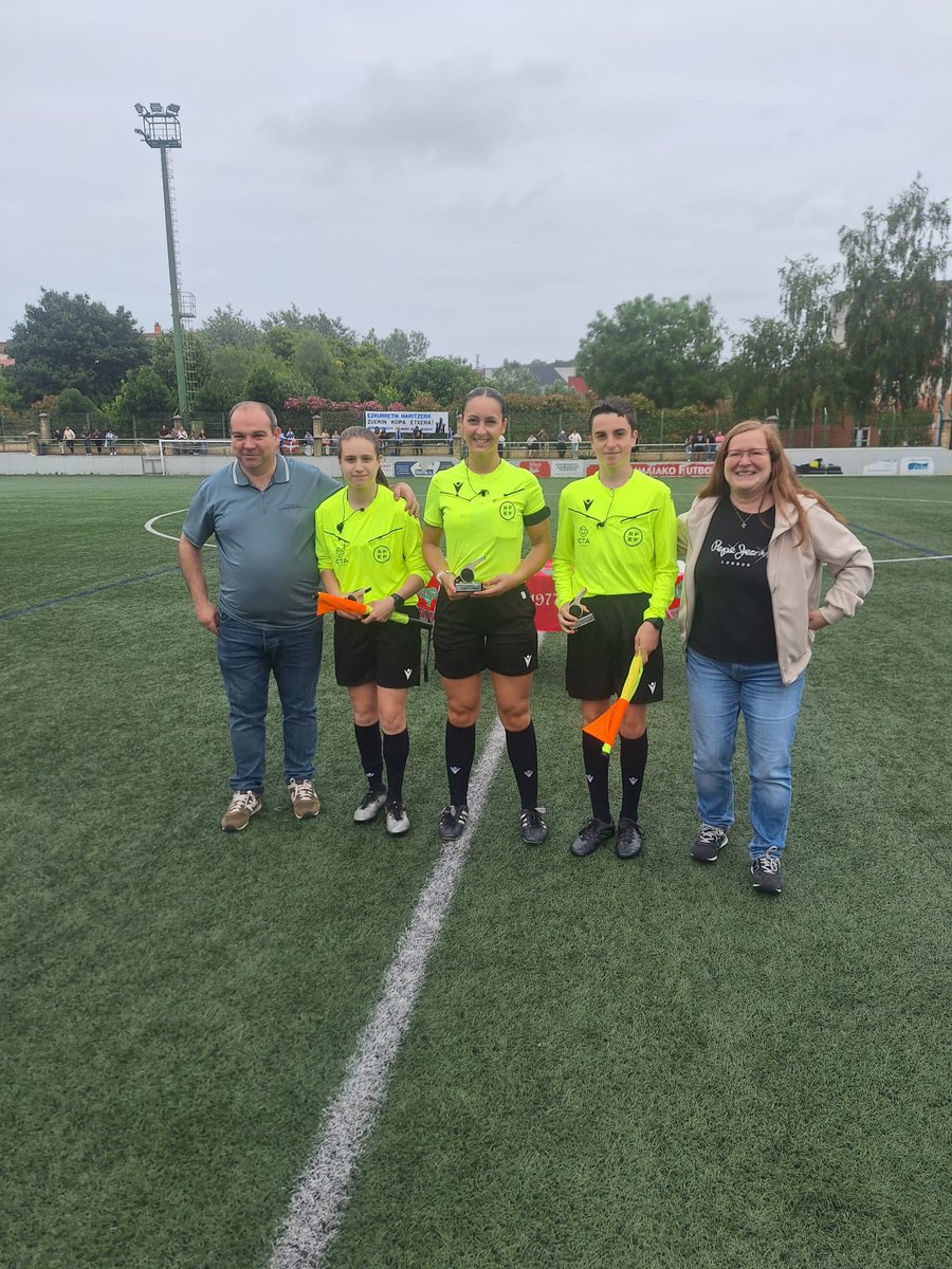 gipuzkoafutbola's tweet photo. 🏆 𝐄𝐌𝐀. 𝐆𝐎𝐑𝐄𝐍𝐆𝐎 𝐌𝐀𝐈𝐋𝐀

@MutrikuFT 1️⃣ - 3️⃣ @luberrikirola 

@luberrikirola Emakumezkoen Gorengo Mailako Kopako txapelduna da!

ZOORIONAAK!👏🏼👏🏼

Eskerrak eman nahi dizkiogu @ZumaiakoFT -ri finalerako zelaia uzteagatik. https://t.co/fVA2e2SY9N