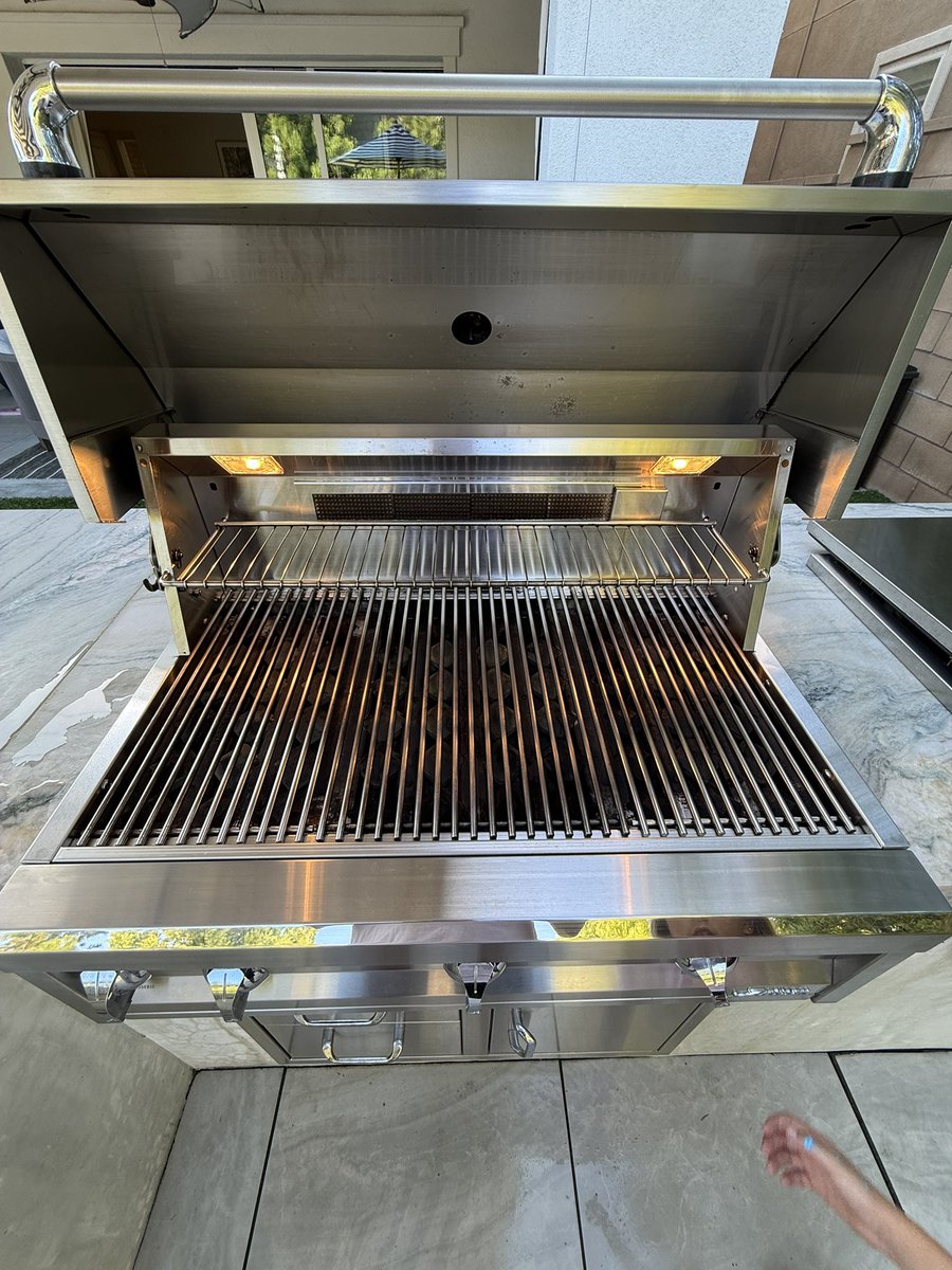 JimKinmartin's tweet photo. It’s the small things that make me happy. Like a nice professional grill cleaning 🔥 https://t.co/vlB2KruVtS