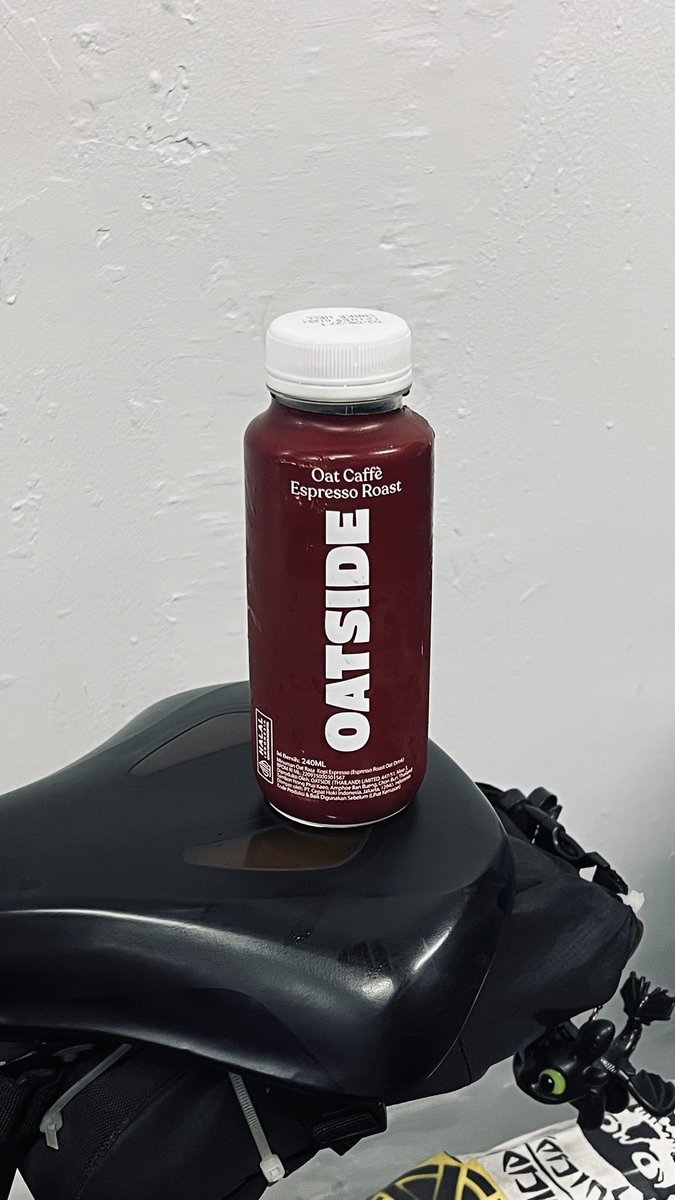 cyconeko's tweet photo. Suka oatside karena minuman yang sedikit wajar kalo melipir ke indomaret / alfa. Dan ada rasa oat caffee espresso roast, pas di uyup…

KENAPA RASANYA KAYA GOLDA 😩 https://t.co/1LdTfvfGvs
