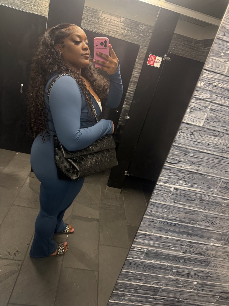 tayahza's tweet photo. My sister graduated today period ￼￼🥹 im new 2 this twitter shot yall add me https://t.co/ytFNxUITga