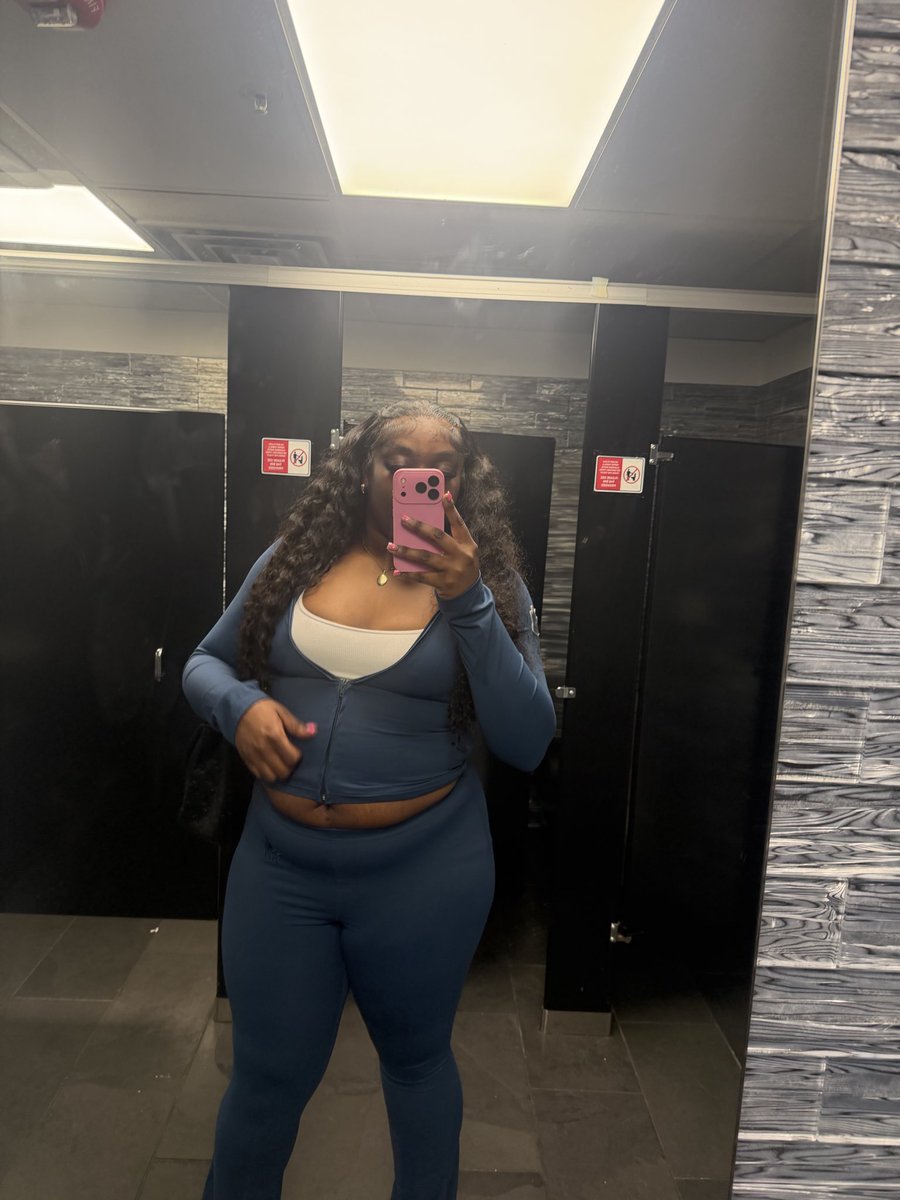 tayahza's tweet photo. My sister graduated today period ￼￼🥹 im new 2 this twitter shot yall add me https://t.co/ytFNxUITga
