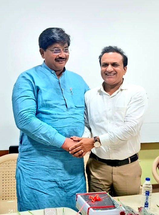 AmitThakerBJP's tweet photo. સરખેજ વોર્ડના ઇન્દ્રપ્રસ્થ 6 ખાતે રાજ્યસભાના ઉમેદવાર શ્રી @MansinghP_BJP સાથે શુભેચ્છા મુલાકાત કરી અભિનંદન પાઠવ્યા. સાથે સરખેજ વોર્ડના પદાધિકારીઓ અને રહીશો ઉપસ્થિત રહ્યા. https://t.co/WdKP32yrU4