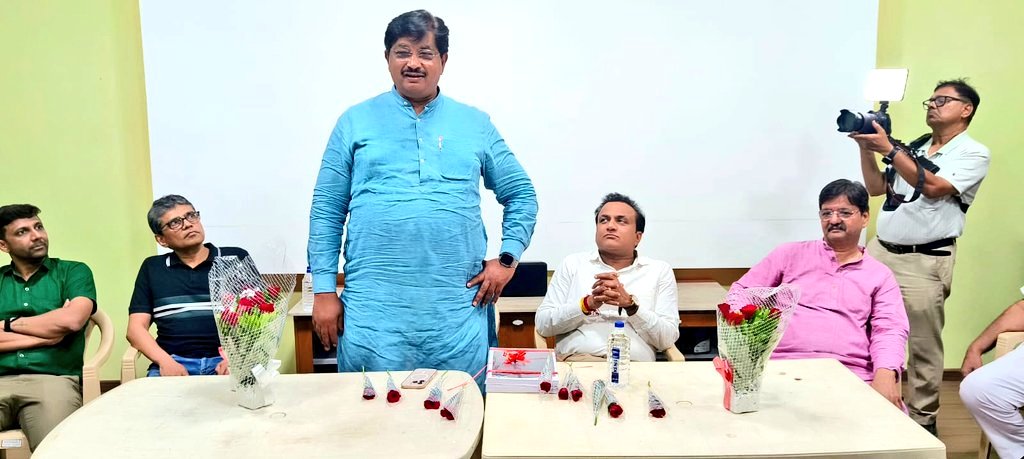AmitThakerBJP's tweet photo. સરખેજ વોર્ડના ઇન્દ્રપ્રસ્થ 6 ખાતે રાજ્યસભાના ઉમેદવાર શ્રી @MansinghP_BJP સાથે શુભેચ્છા મુલાકાત કરી અભિનંદન પાઠવ્યા. સાથે સરખેજ વોર્ડના પદાધિકારીઓ અને રહીશો ઉપસ્થિત રહ્યા. https://t.co/WdKP32yrU4