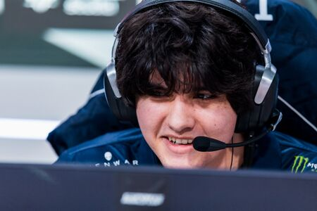 USAOWWC's tweet photo. ‘BACKROOMS’ Director Kane Parsons claims Zeruhh has NEVER missed a pulse bomb.

"Don't check the replays though" 

He is 20 years old. https://t.co/qtkrQMZA3Y